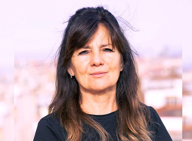 Fotografía de Ana Subirana, terapeuta psicocorporal con más de 25 años de experiencia acompañando procesos de bienestar desde una visión integral y cercana.